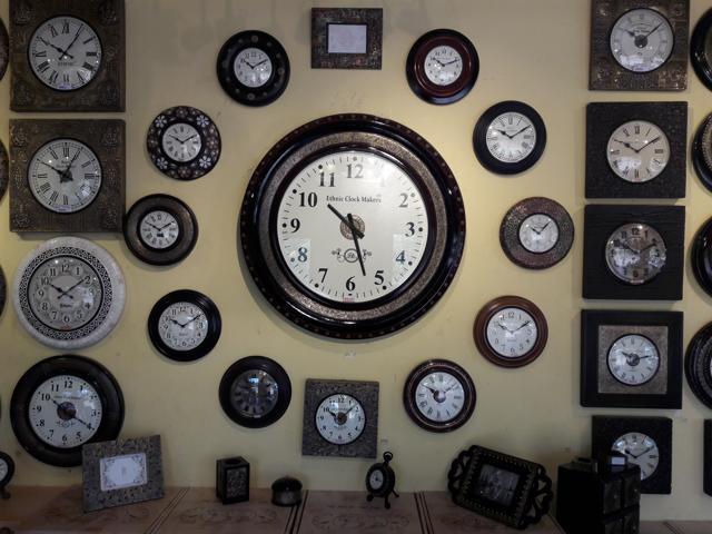 Lavish Clocks offers 150 varieties of clocks, which are modelled on 17th and 18th century timepieces.