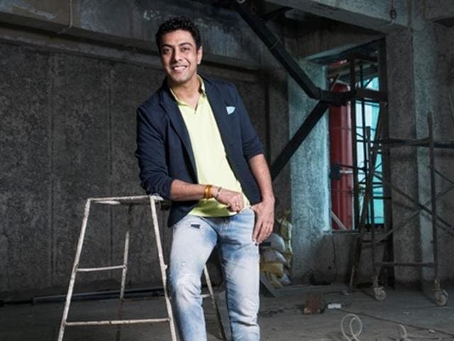 Dressed in a casual navy blue jacket and distressed jeans, celebrity chef Ranveer Brar flashes his camera-ready smile.(Photo: Aalok Soni/ Hindustan Times))