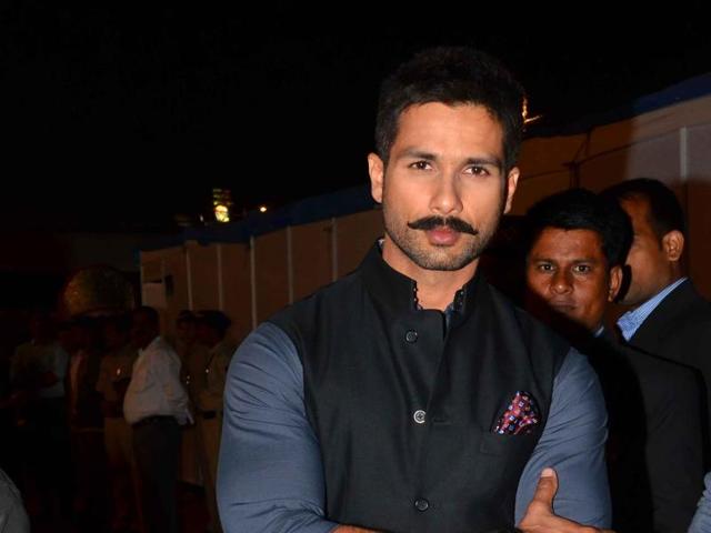 Shahid Kapoor flaunst his new look for Rangoon at the annual Mumbai Police Melawa in Mumbai. (Yogen Shah/HT) Shahid Kapoor flaunst his new look for Rangoon at the annual Mumbai Police Melawa in Mumbai. (Yogen Shah/HT)
