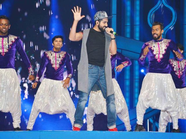 Ayushmann Khuranna entertained fans with his singing and dancing at the annual Mumbai Police Melawa in Mumbai. (Yogen Shah/HT) Ayushmann Khuranna entertained fans with his singing and dancing at the annual Mumbai Police Melawa in Mumbai. (Yogen Shah/HT)