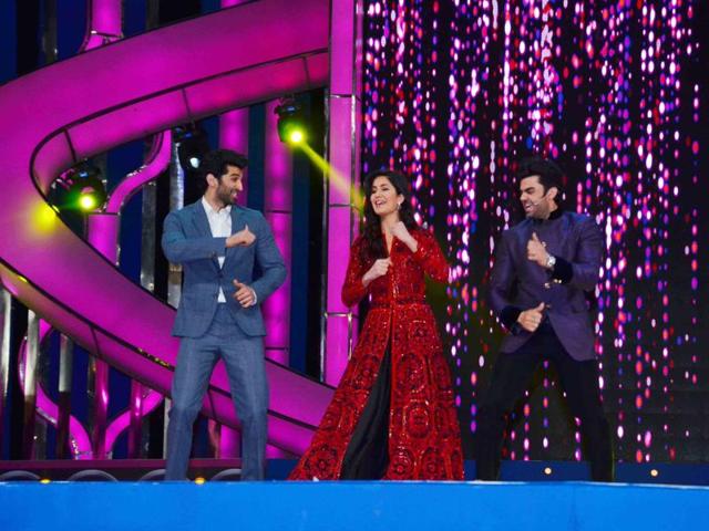 Katrina Kaif, Aditya Roy Kapur and Manish Paul perform at the annual Mumbai Police Melawa in Mumbai. (Yogen Shah/HT) Katrina Kaif, Aditya Roy Kapur and Manish Paul perform at the annual Mumbai Police Melawa in Mumbai. (Yogen Shah/HT)