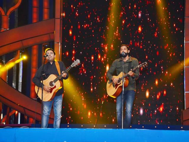 Farhan Akhtar performs at .the annual Mumbai Police Melawa in Mumbai. (Yogen Shah/HT) Farhan Akhtar performs at .the annual Mumbai Police Melawa in Mumbai. (Yogen Shah/HT)