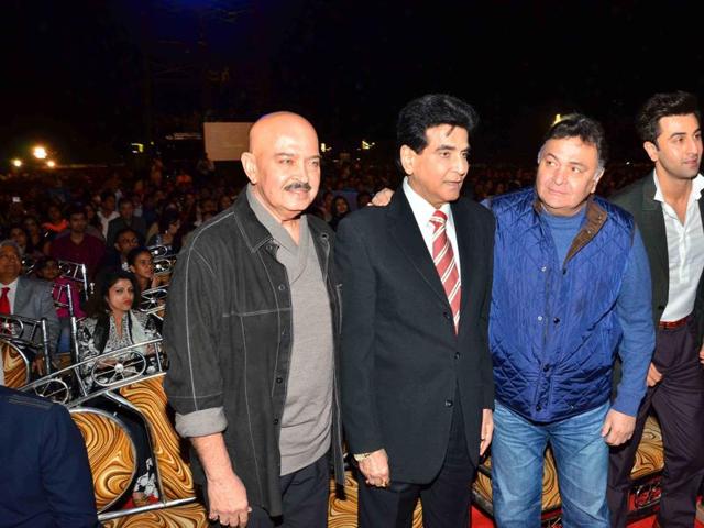 Yesteryear stars Rishi Kapoor, Jeetendra and Rakesh Roshan pose with Ranbir Kapoor at the annual Mumbai Police Melawa in Mumbai. (Yogen Shah/HT) Yesteryear stars Rishi Kapoor, Jeetendra and Rakesh Roshan pose with Ranbir Kapoor at the annual Mumbai Police Melawa in Mumbai. (Yogen Shah/HT)