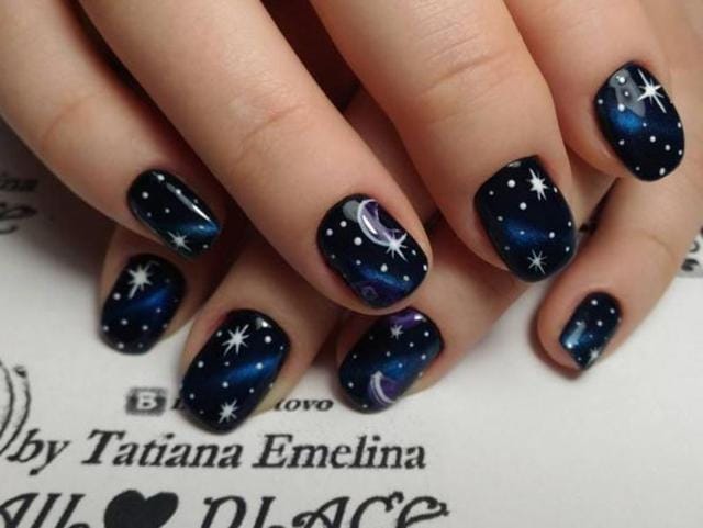 Starry night right on your nails. (instagram) 