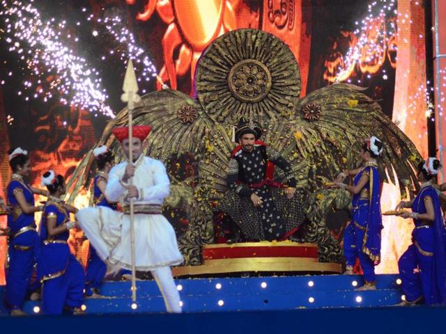 Ranveer Singh made  a grand entry on the stage at Umang Festival 2016. (Viral Bhayani/HT) 