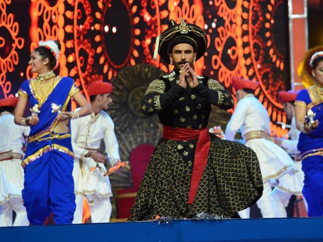 Ranveer was in his Bajirao avatar at Umang Festival 2016. (Viral Bhayani/HT) 