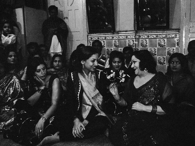 Actress Shabana Azmi visits the dancing girls’ quarters on GB Road, Delhi , c. 1980. (Photo: PABLO BARTHOLOMEW) 