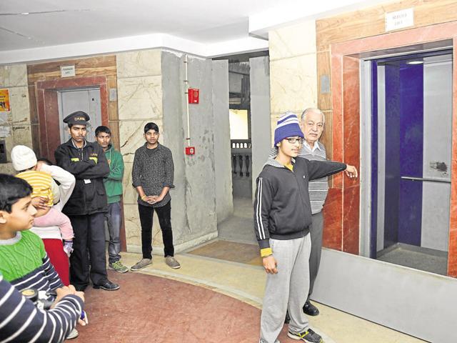 Rashvinder Singh was stuck in his residential society’s lift between the ground and first floor on Wednesday morning. (Sakib Ali/HT Photo) Rashvinder Singh was stuck in his residential society’s lift between the ground and first floor on Wednesday morning. (Sakib Ali/HT Photo)