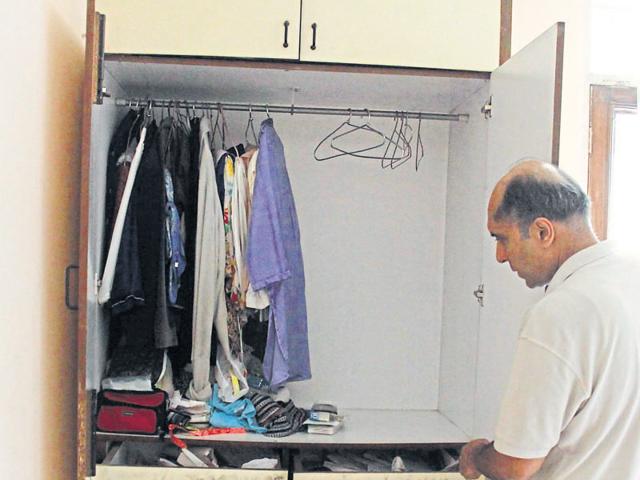 Residents blame police for not doing enough to check the rising number of burglaries. (HT File Photo) Residents blame police for not doing enough to check the rising number of burglaries. (HT File Photo)
