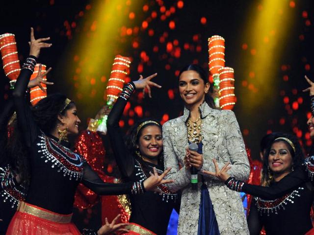 Deepika Padukone performs at the annual Mumbai Police Melawa show in Mumbai on January 19, 2016. (Viral Bhayani/HT) Deepika Padukone performs at the annual Mumbai Police Melawa show in Mumbai on January 19, 2016. (Viral Bhayani/HT)