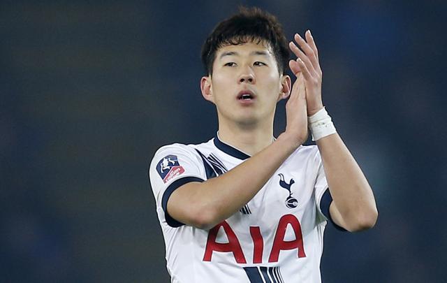 Tottenham Hotspur's Son Heung Min applauds fans as he is substituted in the FA Cup third round match against Leicester City at King Power Stadium on January 20, 2016. (Reuters Photo) Tottenham Hotspur's Son Heung Min applauds fans as he is substituted in the FA Cup third round match against Leicester City at King Power Stadium on January 20, 2016. (Reuters Photo)