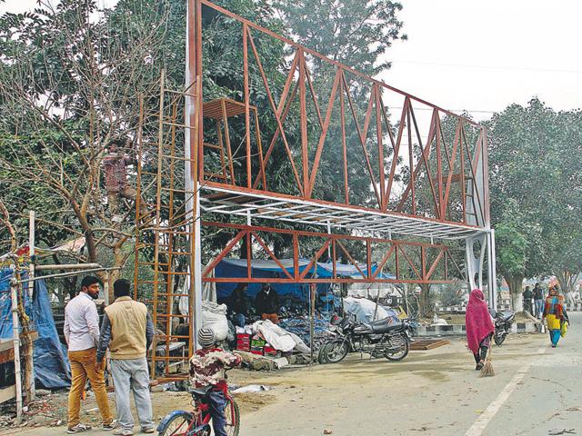 A bus queue shelter on Pakhowal Road in Ludhiana on Wednesday.(Jagtinder Singh Grewal/HT Photo) A bus queue shelter on Pakhowal Road in Ludhiana on Wednesday.(Jagtinder Singh Grewal/HT Photo)