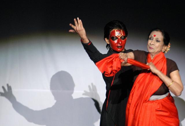 Mrinalini Sarabhai and her daughter Mallika Sarabhai perform during the 'The 30th Vikram Sarabhai International Arts Festival' in Delhi. (Vipin Kumar/HT Photo) Mrinalini Sarabhai and her daughter Mallika Sarabhai perform during the 'The 30th Vikram Sarabhai International Arts Festival' in Delhi. (Vipin Kumar/HT Photo)