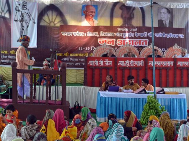 Thousands of oustees of Sardar Sarovar Project and the NBA supporters passed ‘Rajghat Resolve’, in Barwani.(HT file photo)