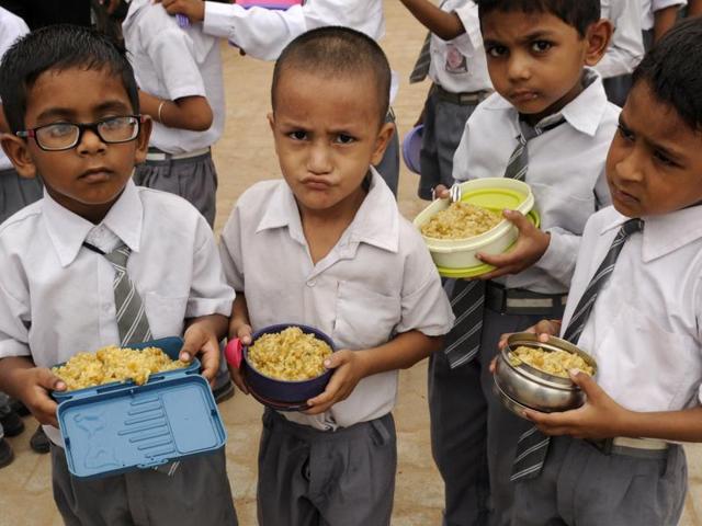 Days after classes resumed after a 15-day shutdown brought on by the odd-even car plan, the government has declared a three-day break starting Thursday for primary children due to the intense cold currently being experienced by the capital. (HT Photo) Days after classes resumed after a 15-day shutdown brought on by the odd-even car plan, the government has declared a three-day break starting Thursday for primary children due to the intense cold currently being experienced by the capital. (HT Photo)