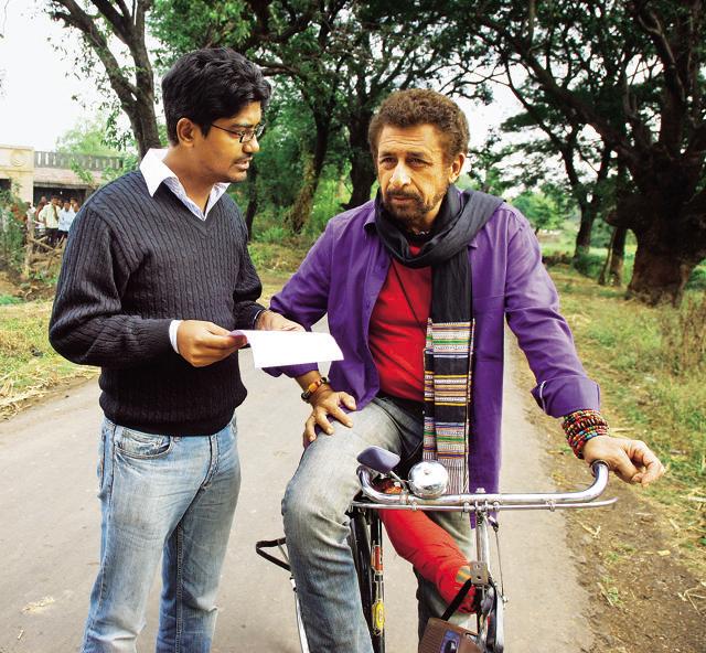 Vikas Kumar coaching Naseeruddin Shah on the sets of Ishqiya (2010).