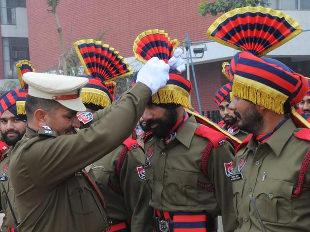 Punjab Police personnel adjusting his colleague’s turban during full dress rehearsal of the Republic Day parade. (Karun Sharma/HT Photo) Punjab Police personnel adjusting his colleague’s turban during full dress rehearsal of the Republic Day parade. (Karun Sharma/HT Photo)