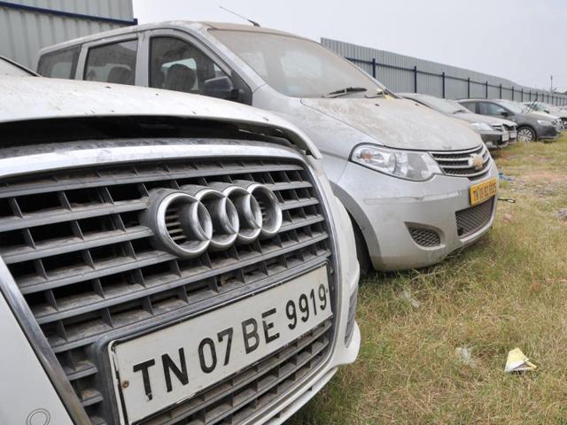 The bargain price of these cars depends on their make, year of manufacturing and the extent of damage the floods have caused. An auctioneer said it is possible to get a high-end luxury model at 40% of the ex-showroom price. (V Srinivasulu / HT Photo)