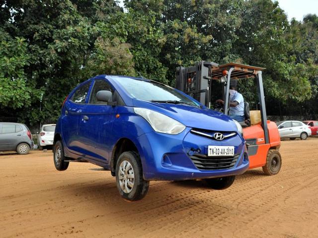 Auction site copart.in has lined up a motley mix of cars at Kora Truck Park on the Chennai-Bengaluru highway that were salvaged from the floods. A car being shifted to its slot after washing at copart yard. (V Srinivasulu / HT Photo)