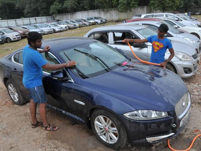 Thousands of cars, including marquee brands such as Mercedes Benz, BMW, Audi, Jaguar, Porsche and Bentley, are going under the hammer for as little as Rs 2 lakh.(HT Photo/V Srinivasulu)