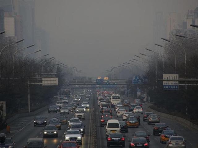 Cars are seen with headlights switched on for better vision during daytime in China's capital Beijing. (Reuters Photo) Cars are seen with headlights switched on for better vision during daytime in China's capital Beijing. (Reuters Photo)