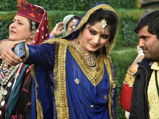 A participant from Jammu and Kashmir takes a selfie. (Ajay Aggarwal/ HT Photo)
