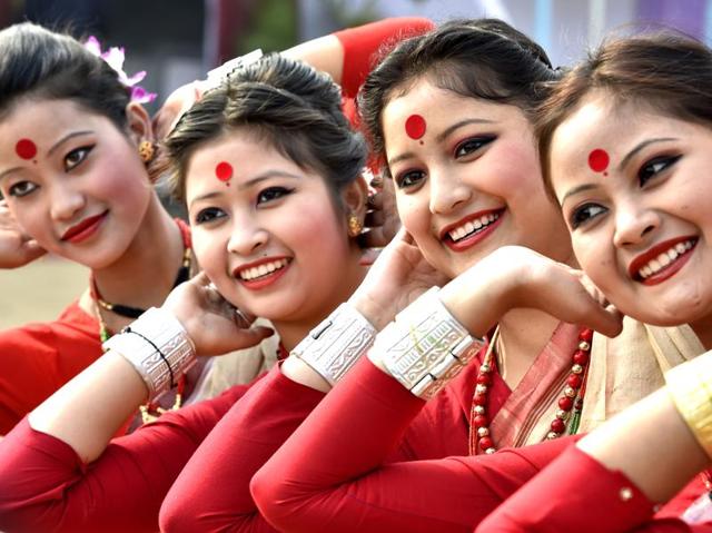 Assamese women perform their traditional Bihu dance during a press preview of tableaux participating in this year’s Republic Day parade in Delhi. (Ajay Aggarwal/ HT Photo)