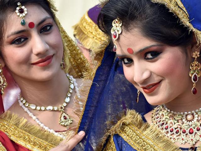 Artistes from Jammu and Kashmir are all dressed up for a press preview of tableaux participating in this year’s Republic Day parade in Delhi. (Ajay Aggarwal/ HT Photo)