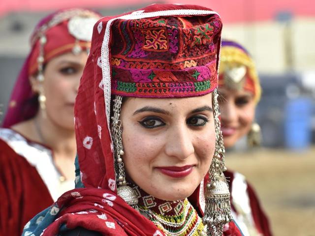 An artist from the Jammu and Kashmir contingent smiles for the cameras. (Ajay Aggarwal/ HT Photo)