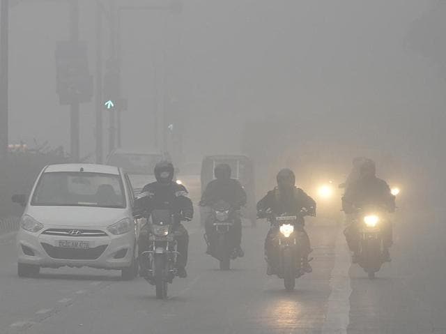 People en route to work during a cold and foggy weather in the Capital, at Old Bridge in Yamuna Vihar. (Raj K Raj / HT Photo) 