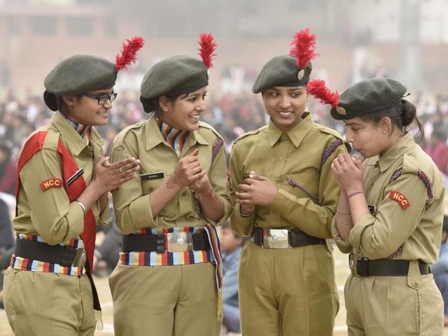 NCC cadets shiver in cold during the Republic Day rehearsal parade in Amritsar. (Gurpreet Singh/HT Photo) 