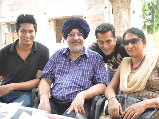 Salman Khan with his teacher Manjitinder Singh Bedi’s family during the shoot of ‘Bodyguard’ in Patiala.(HT File Photo) Salman Khan with his teacher Manjitinder Singh Bedi’s family during the shoot of ‘Bodyguard’ in Patiala.(HT File Photo)