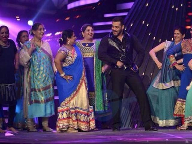 Salman Khan performs at Bigg Boss 9 finale. (COLORS)