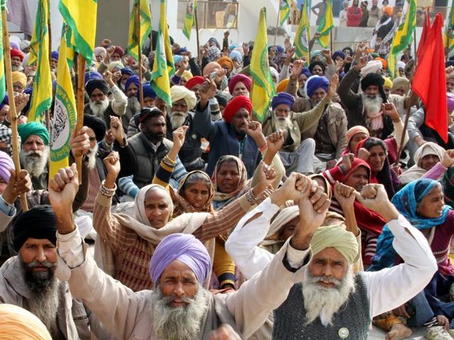 Farmers protesting in Bathinda on Friday.(HT Photo) Farmers protesting in Bathinda on Friday.(HT Photo)