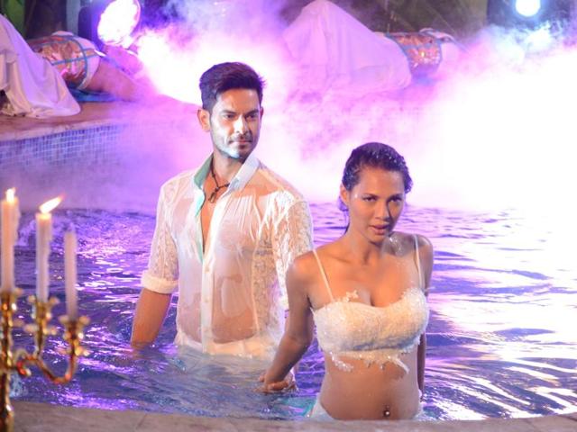 Keith Sequeira and Rochelle Rao perform at Bigg Boss 9 finale. (Colors)