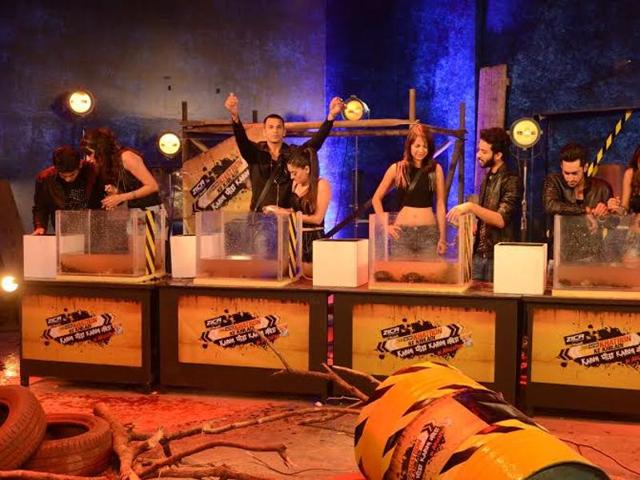 The contestants get a taste of Khatron Ke Khiladi on Bigg Boss 9 finale. (COlors)