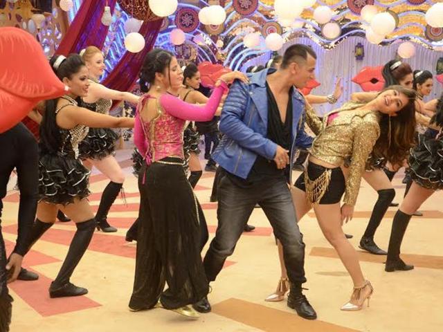 Prince dances on Bigg Boss 9 finale. (cOLORS)