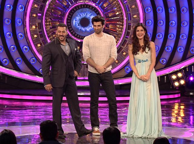 Salman Khan shares the stage with Aditya Roy Kapur and Katrina Kaif. (COLORS)
