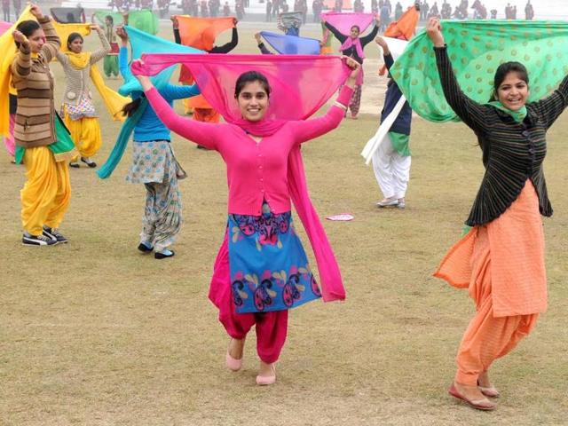 School girls performing Giddha during the rehearsing for Republic Day celebrations in Patiala on Saturday. (Bharat Batish/HT Photo) School girls performing Giddha during the rehearsing for Republic Day celebrations in Patiala on Saturday. (Bharat Batish/HT Photo)