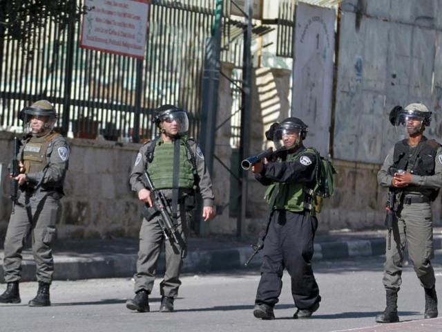 An Israeli border policeman aims his weapon towards Palestinian protesters as others take up position during clashes in the West Bank city of Bethlehem. (REUTERS) An Israeli border policeman aims his weapon towards Palestinian protesters as others take up position during clashes in the West Bank city of Bethlehem. (REUTERS)