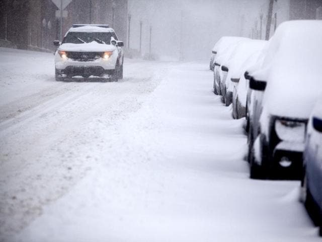 A massive blizzard began dumping snow on the southern and eastern United States on Friday, with mass flight cancellations, five states declaring states of emergency and more than two feet (60 centimetres) predicted for Washington alone.(AP Photo) A massive blizzard began dumping snow on the southern and eastern United States on Friday, with mass flight cancellations, five states declaring states of emergency and more than two feet (60 centimetres) predicted for Washington alone.(AP Photo)