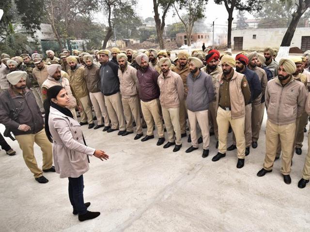 Police personnel in Amritsar being instructed to be alert after the “carjacking incident” on Saturday.  (Gurpreet Singh/HT Photo) 