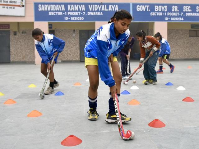 Students of Sarvodaya Kanya Vidyalaya, members of the Delhi U-14 girls hockey team, practice on a concrete platform in their school premises at Mahavir Enclave in Dwarka, New Delhi, on January 22, 2016.(Vipin Kumar/HT Photo) Students of Sarvodaya Kanya Vidyalaya, members of the Delhi U-14 girls hockey team, practice on a concrete platform in their school premises at Mahavir Enclave in Dwarka, New Delhi, on January 22, 2016.(Vipin Kumar/HT Photo)