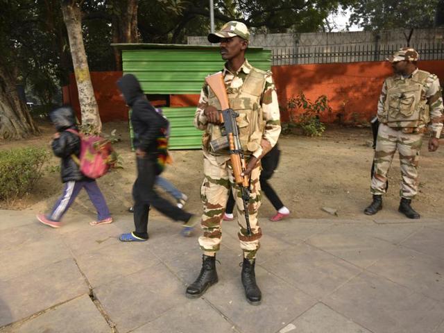 Delhi Police personnel stand guard in front of a shopping mall in view of high security alert in New Delhi. (HT Photo/Vipin Kumar) Delhi Police personnel stand guard in front of a shopping mall in view of high security alert in New Delhi. (HT Photo/Vipin Kumar)
