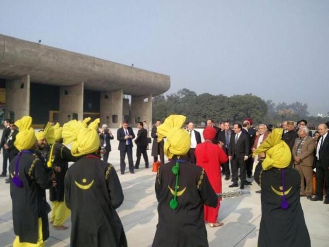 Hollande and Modi being welcomed with a ‘bhangra’ performance at Capitol Complex in Chandigarh. (Photo Credits-PMO Twitter handle)