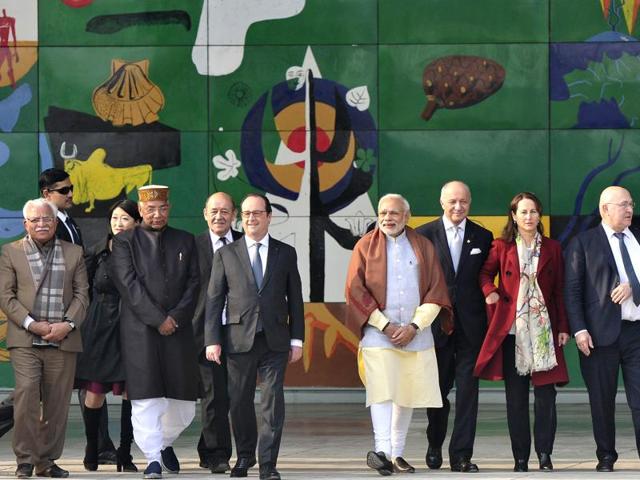 French President Francoise Hollande and Prime Minister Narendra Modi along with Haryana chief minister Manohar Lal Khattar and others at the Capitol Complex in Chandigarh on Sunday. (Keshav Singh/HT Photo)