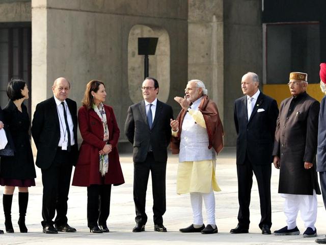 Hollande and Modi looking around the Capitol Complex on Sunday. (Keshav Singh/Ht Photo)