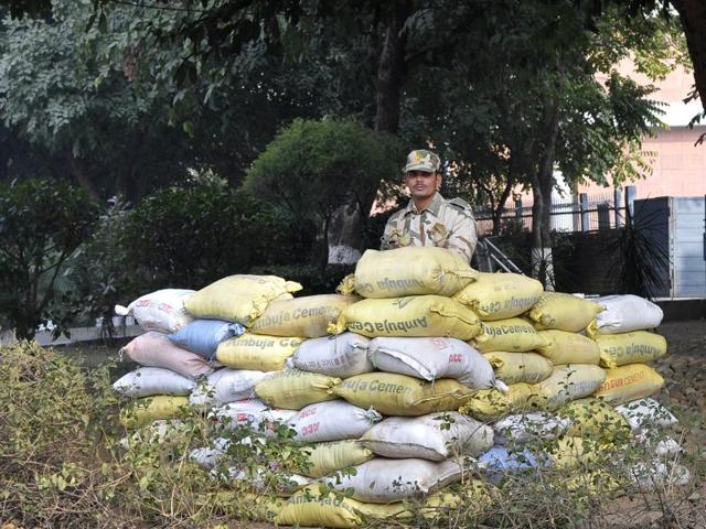A security personnel standing guard outside Hotel Taj in Sector 17 on Saturday where Hollande and Modi will join CEOs from France and India at a business summit . (Gurminder Singh/HT Photo)