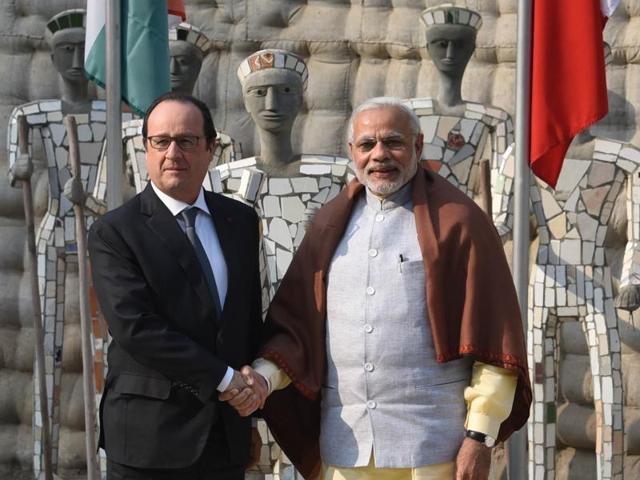 French President Francois Hollande with Prime Minister Narendra Modi at Rock Garden in Chandigarh. Hollande is in India on a three-day visit. (Sanjeev Sharma/HT Photo) French President Francois Hollande with Prime Minister Narendra Modi at Rock Garden in Chandigarh. Hollande is in India on a three-day visit. (Sanjeev Sharma/HT Photo)