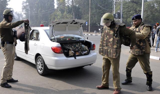 A police official gets ready for cavalcade rehearsal outside Rock Garden ahead of the French President and Indian Prime Minister’s visit in Chandigarh on Saturday, January 23, 2016. (Gurminder Singh / HT Photo) A police official gets ready for cavalcade rehearsal outside Rock Garden ahead of the French President and Indian Prime Minister’s visit in Chandigarh on Saturday, January 23, 2016. (Gurminder Singh / HT Photo)